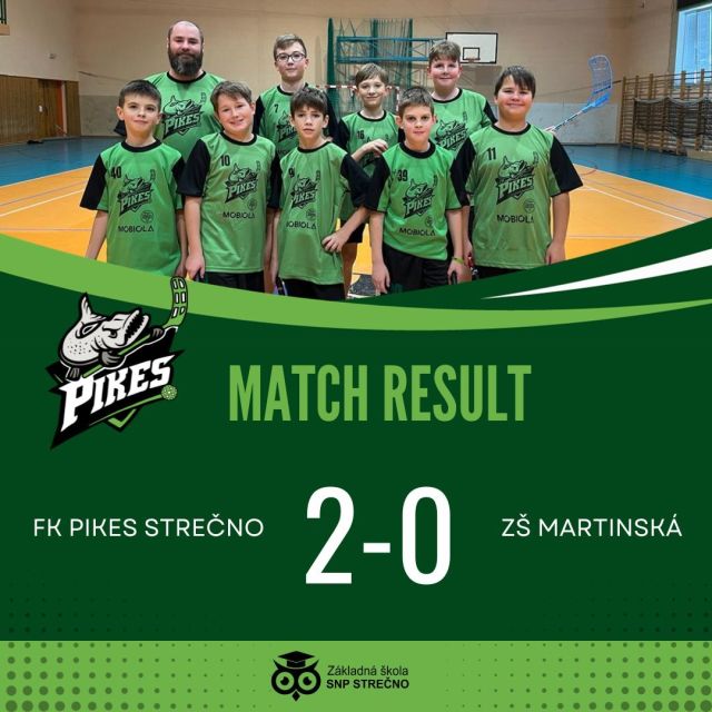 🟢⚪️🦈 Šťuky zo Strečna konečne v akcii! 🏑
📢 Posledný týždeň pred vianočnými sviatkami sa naši florbalisti FK Pikes zúčastnili 1. kola školskej ligy v Žiline, kde si zmerali svoje sily s rovesníkmi z 5. a 6. ročníka Základnej školy Martinská a Základnej školy Limbova. 
👍 Nakoľko to bol úplne prvý florbalový turnaj našich Pikesov, nevedeli sme do čoho ideme, boli sme nervózni, ale aj nadšení a plní očakávania. Chuť do florbalu našich šťúk je veľmi veľká, rovnako ako nadšenie súťažiť, a tak chlapci dali zo seba maximum a v oboch zápasoch aj vďaka úspešným zákrokom nášho brankára zvíťazili. 👏👏👏
💬Hodnotenie trénera Michala Švantnera:
Chalani vstupovali do zápasu nervózne, ale od prvého buly nervozita opadla a po prvom góle sme herne dominovali. Súpera sme skoro nepúšťali do šancí a keď aj sa im podarilo prebojovať na našu polovicu, všetko bezpečne riešil náš brankár Adam Praták, ktorý držal náš tím v hre o dobrý výsledok, čo sa aj podarilo s dvoma nulami na konte. Chalanom ďakujem za ich koncentrovaný a tímový prístup v ich prvých zápasoch. Bolo vidno, že si hru užili a z tohto 1. kola si odnesú pekný zážitok v podobe víťazstva.
📍Zostava: 
Hráči: Jakub Horváth, Jakub Ovečka, Matias Klocáň, Adrian Korduliak, Oliver Oberta, Tobias Oberta, Michal Samec, David Samec, Lukáš Švantner
Brankár: Adam Praták
Tréner: Michal Švantner
📍KONEČNÝ VÝSLEDOK:
FK Pikes Strečno – ZŠ Martinská 2️⃣ : 0️⃣
Góly: Jakub Horváth, Tobias Oberta
Čisté konto: Adam Praták
FK Pikes Strečno – ZŠ Limbova 2️⃣ : 0️⃣
Góly: Jakub Horváth, Lukáš Švantner
Čisté konto: Adam Praták
Gratulujeme a držíme palce v 2. kole tejto školskej ligy 👏👏👏.
Základná škola SNP Strečno Michal Švantner Základná Škola Strečno